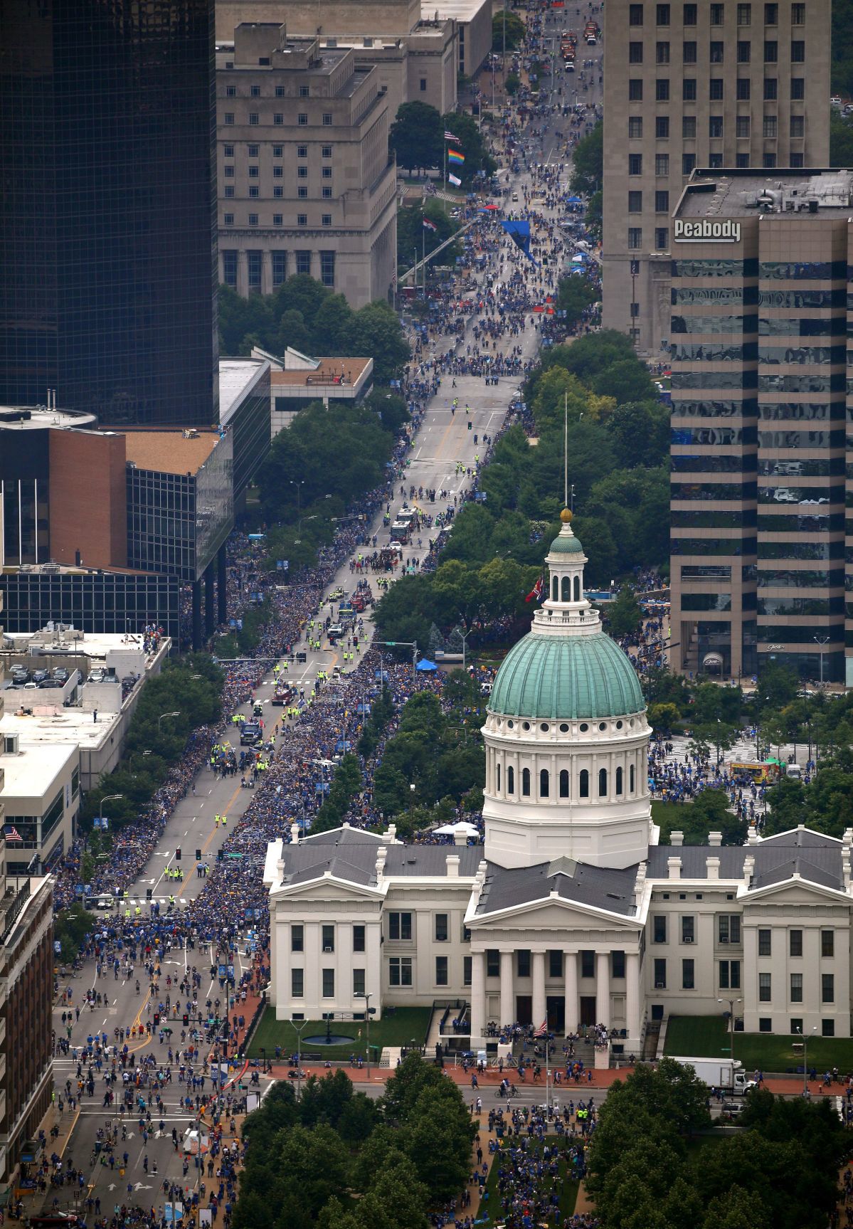 St. Louis Blues parade Stanley Cup to the Arch for fans